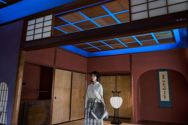 群青の間の満喜子（岸井ゆきの）『連続ドラマＷ 恩田陸 ユージニア』場面写真 （C）WOWOW width=