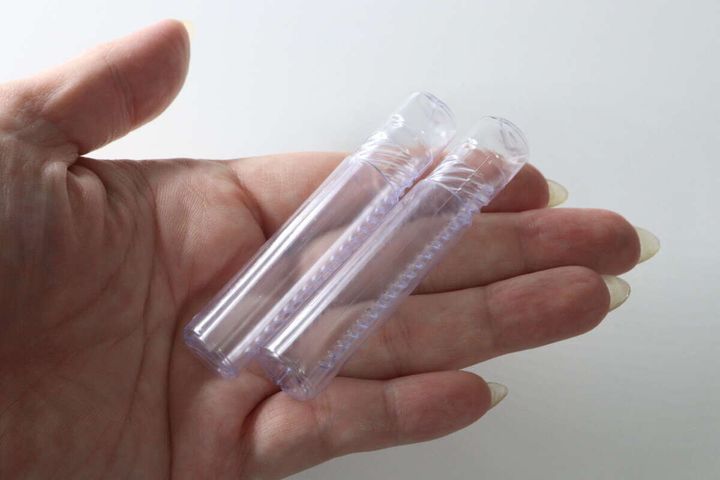 手のひらに乗せられた透明なスクリューケースが2本並んでいる