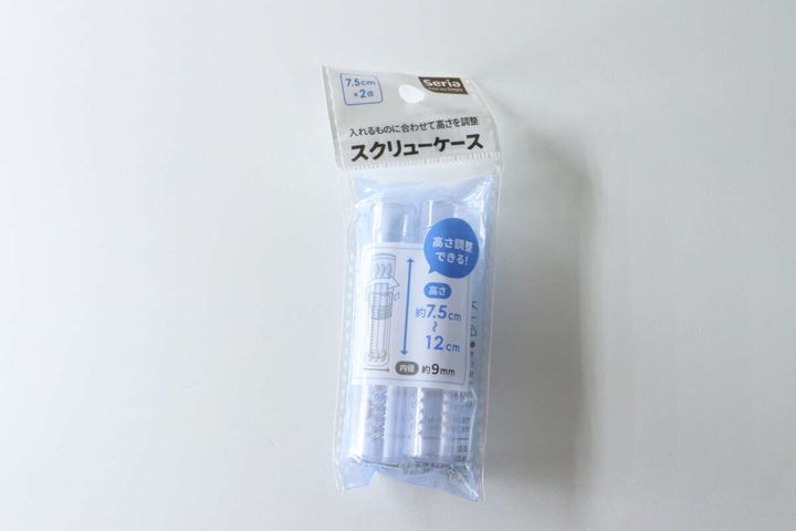 セリアのスクリューケース2個入りパッケージが白い背景に置かれている