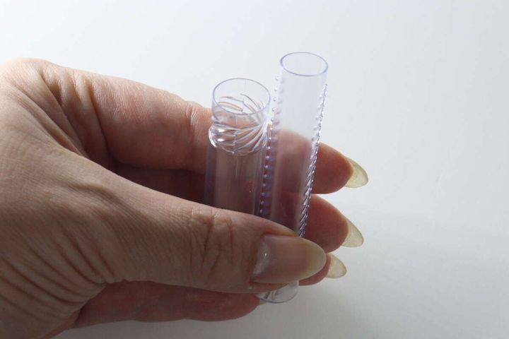 片手でスクリューケースの上下パーツを回して長さを調整している様子