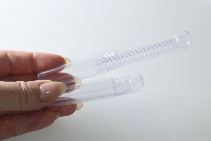 長さを変えた大小2本のスクリューケースを片手で持っている