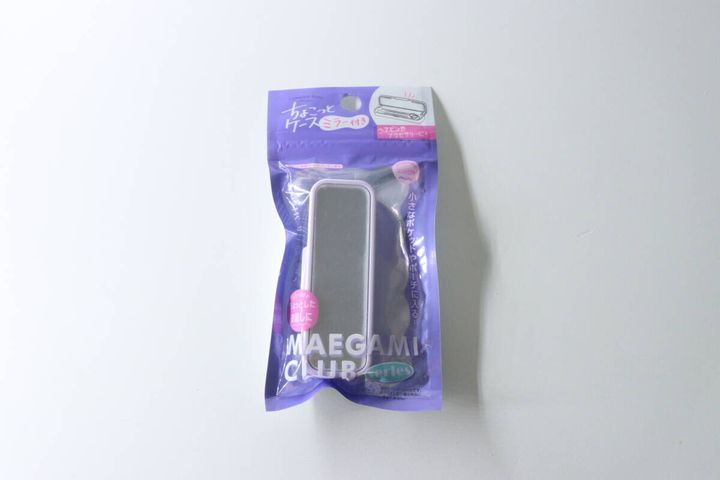 紫色のパッケージに入った「ちょこっとケース ミラー付き」が白い背景に置かれている