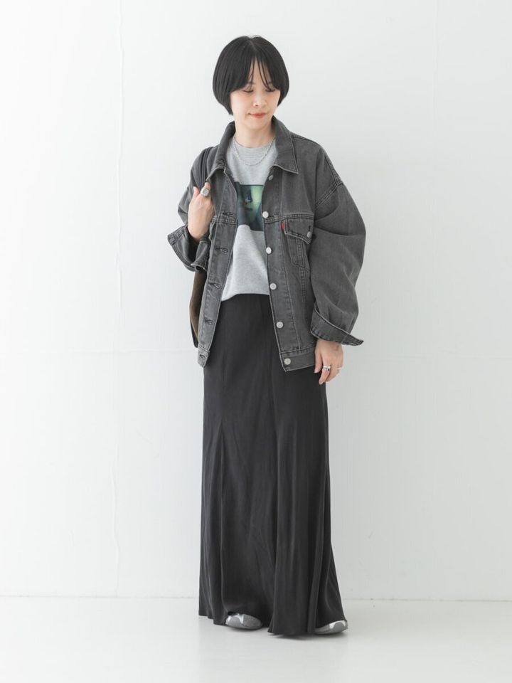 ブラックデニムジャケットと黒ロングスカートのコーデ