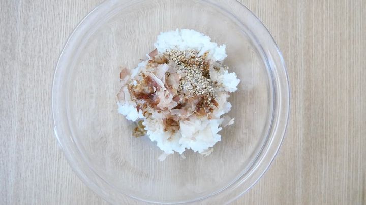 ごまおにぎりを作る様子