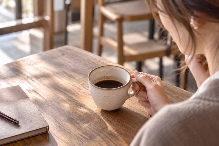 コーヒーは冷めると味が変わる？飲みかけの一杯で気づく“温度とおいしさ”の関係