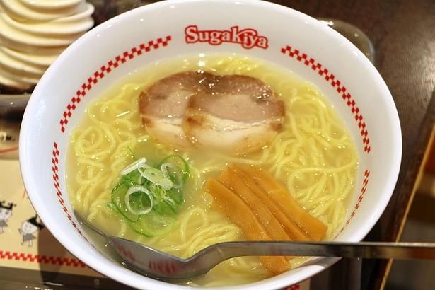 【写真】豚骨と魚介を合わせたWスープを使用する「ラーメン」。関東の店舗ではチャーシューが2枚入る！