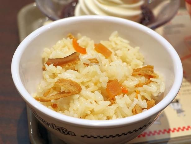 油揚げ、人参、シイタケ、タケノコ、ゴボウが入った「スガキヤ」のご飯「五目ごはん」(280円)も食べやすい優しい味わい