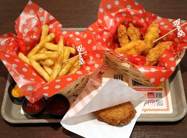 関東出店を記念し、東海の一部店舗で先行販売されていた「スーちゃんコロッケ」(写真手前)が登場する