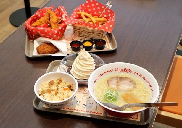 「スガキヤ カエデウォーク長津田店」がオープン。写真のメニューは、お得な「スガキヤセット」(990円)と、「スーちゃんコロッケ」、「カリカリチキン」、「ザクザクポテト」(写真手前から時計回り)