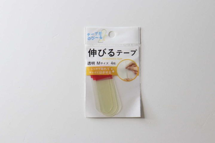ダイソーの「伸びるテープ」透明Mサイズ4枚入りのパッケージ