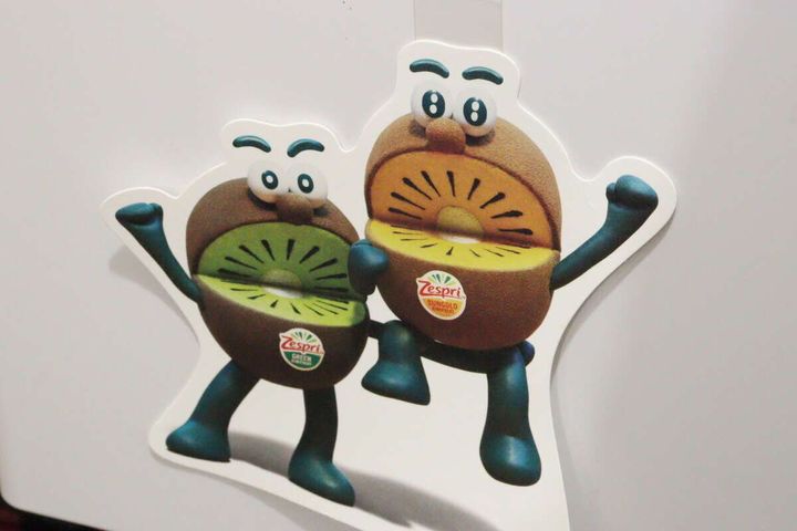 キウイのキャラクターが描かれたポスターが壁にしっかり固定されている