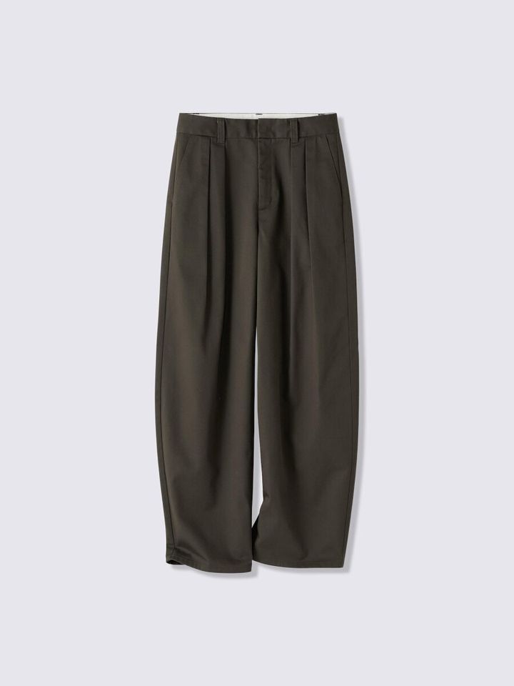 カーキのチノタックバレルパンツ。ハリ感のあるチノ素材。
