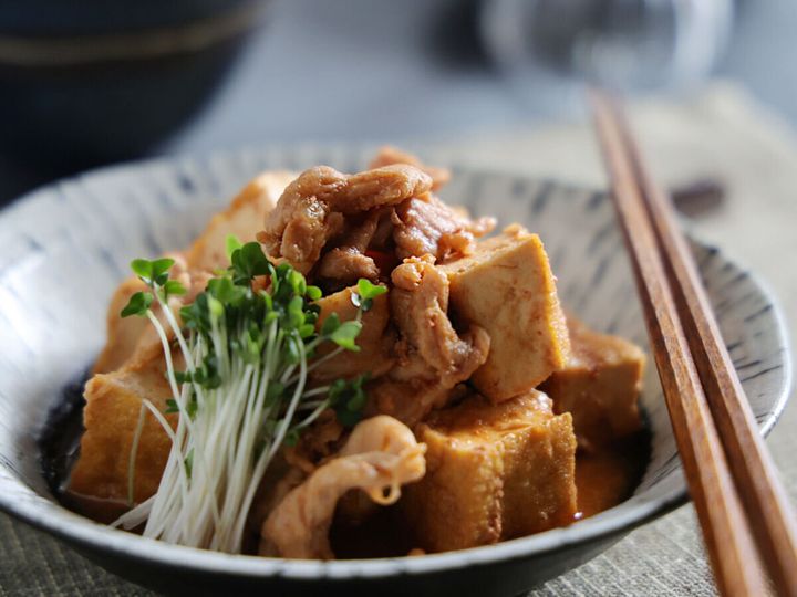 ブロッコリースプラウトが添えられた韓国風厚揚げ肉豆腐の完成品