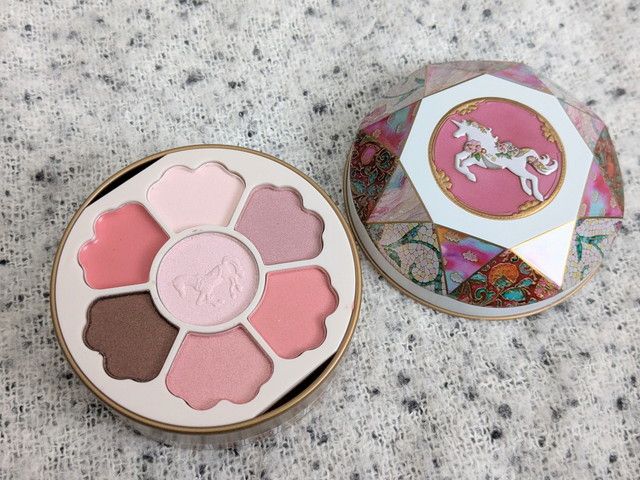 ユニコーン缶コスメパレットの蓋を開けて並べた写真