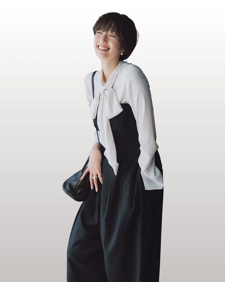 佐藤栞里 ボウタイブラウスコーデ