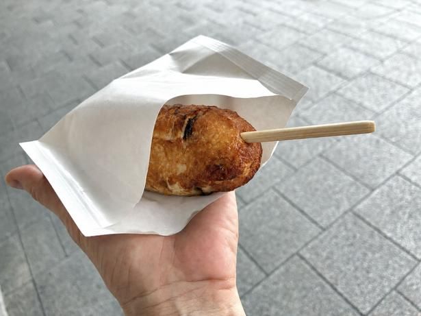 串に刺さった食べやすいスタイルで、箱根湯本の街歩きのお供にぴったり