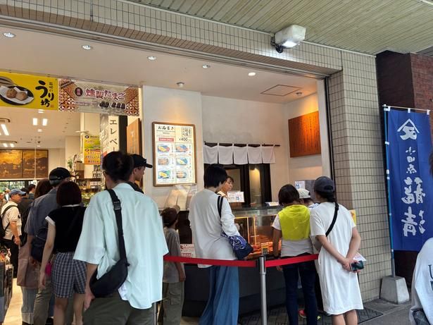 「箱根湯本みつき店」の店先には、揚げたての香りに誘われて人々が列をなす
