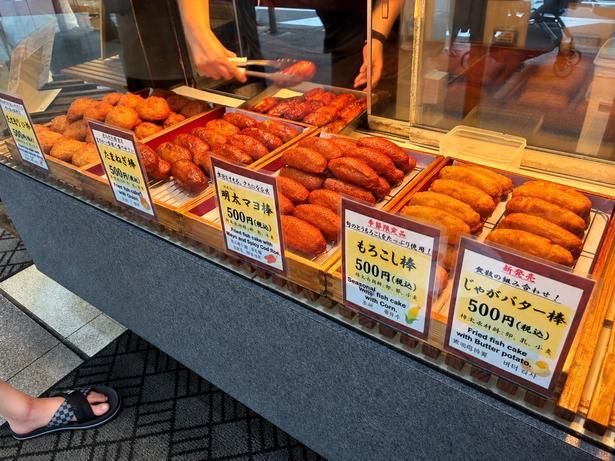 常時5種類ほどのかまぼこ串がずらり。各1本500円。多いときには1日3000本売れることもある人気ぶり
