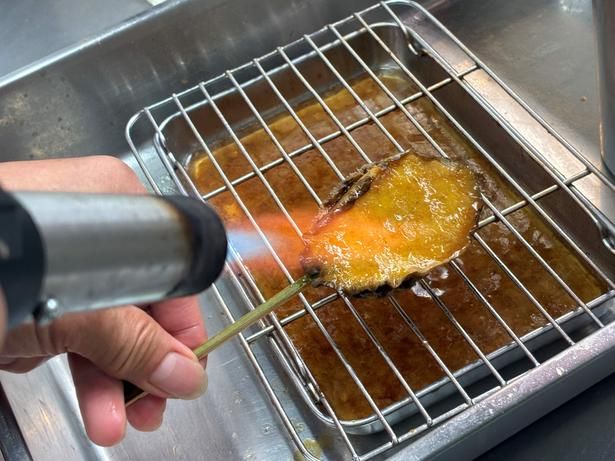 提供直前にサッと炙り、バター醤油の香ばしい焦げ目をつける。食欲をそそる一串の完成！