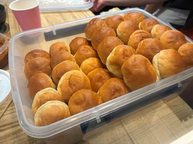 ひと口サイズのかわいいバンズがずらり！この小さなバンズが食べ歩きにぴったりのバーガーに変身