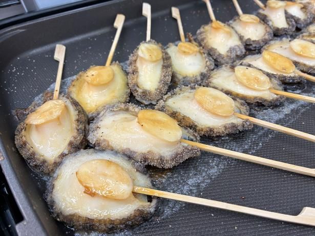 鉄板にあわび串を並べ、醤油をたらしながら焼き上げる。漂ってくる香ばしい香りも食欲をそそる