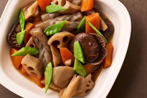 とりの姿はないのに、とり肉の気配がそこはかとなく漂う煮物 （C）ユウキ食品の西島さん、よねくらりょう／KADOKAWA
