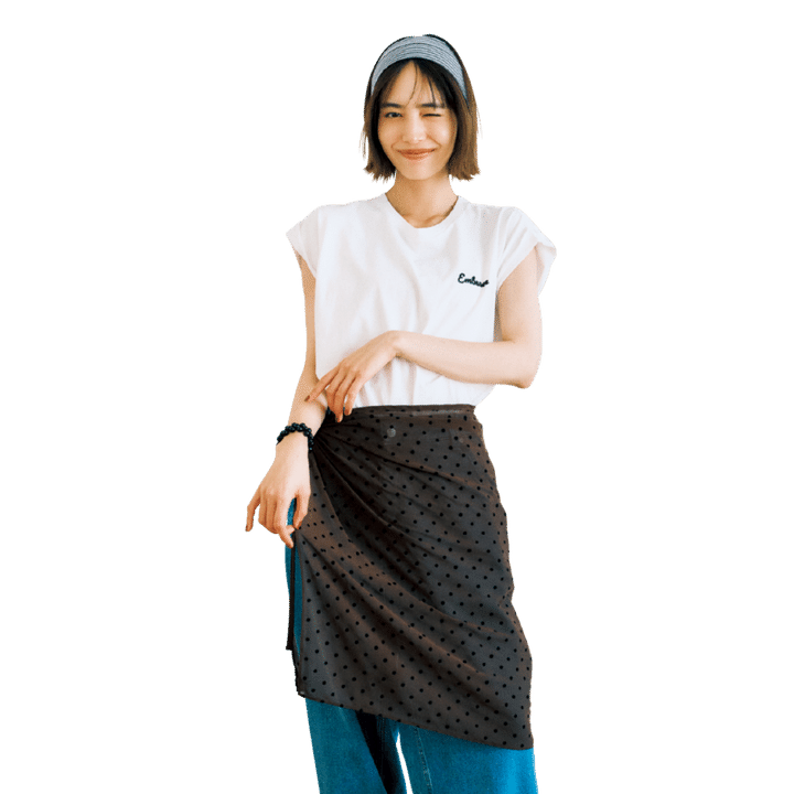 巻きスカート¥9,900（NKNIT） Ｔシャツ¥6,050（ジャーナル スタンダード レリューム／ジャーナル スタンダード レリューム ルミネ新宿店） パンツ¥29,290（オブラダ／シンチ） ヘアバンド¥1,760、ブレスレット¥1,760（ともにスメリー／スメリー ヘップファイブ店）