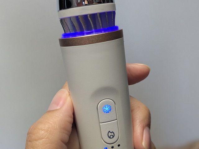 冷感モードでブルーに光るセラフェイス デパフィング ワンド