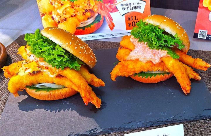「神の海老バーガー ゆず白味噌」（左）と「神の海老バーガー 明太クリームチーズ」