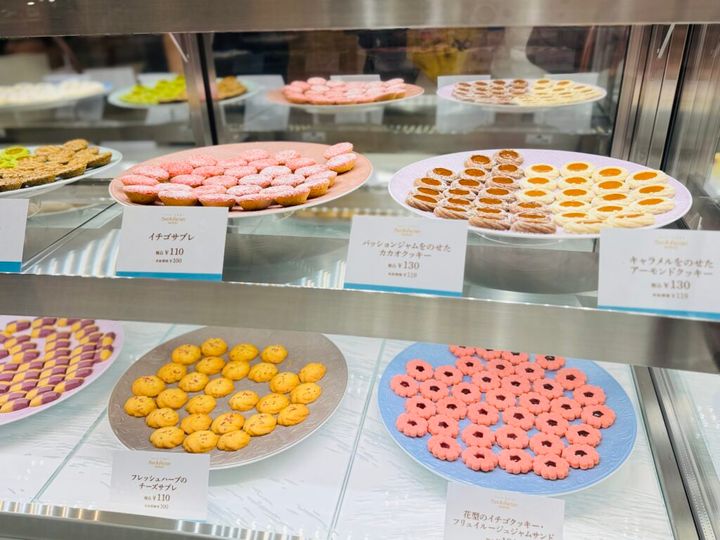 アトリエうかいのクッキーは花柄のピンクのものやイチゴを使ったサブレ、キャラメルクッキーなど美味しそうなものばかり