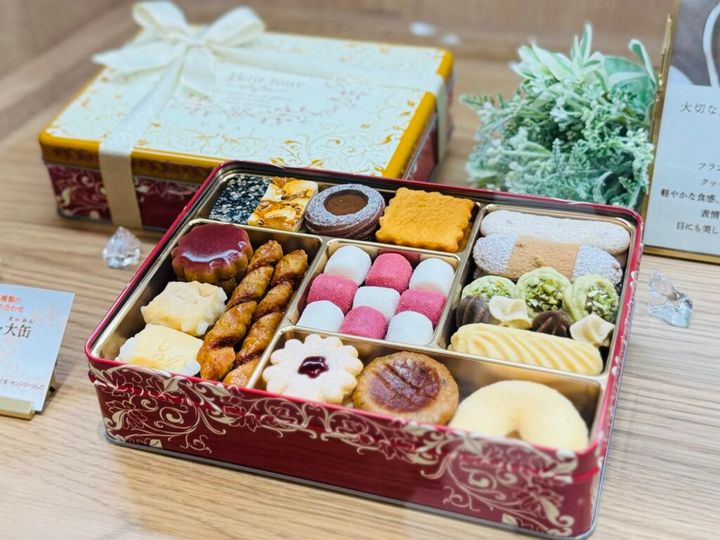 アトリエうかいの花型などのクッキー缶