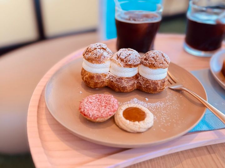 アトリエうかいのテラス席でシューシャンティを食べる