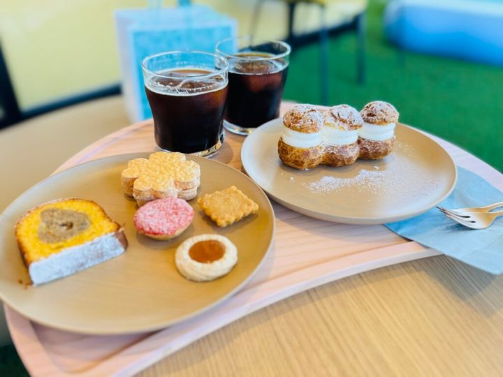 アトリエうかいのテラス席で焼き菓子を食べる。おいしいアイスコーヒーも一緒に