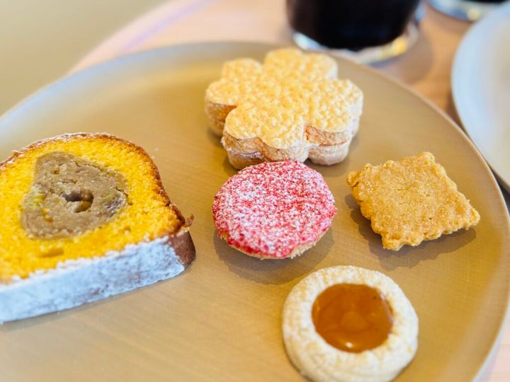 アトリエうかいのカフェ八王子店で、和栗のケークやダックワーズを食べる
