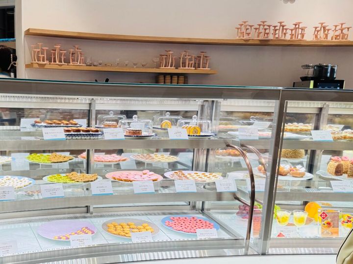 店内のショーケースにはクッキーやケーキが並ぶ
