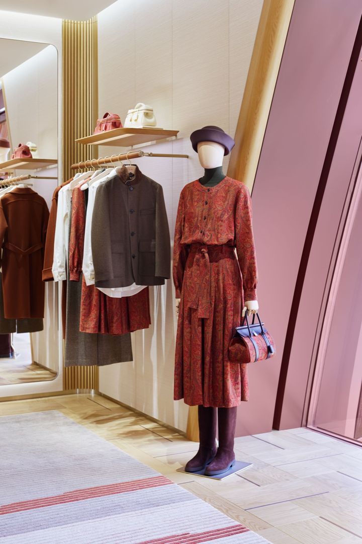 ロロ・ピアーナ表参道店のレディスウェアの売場