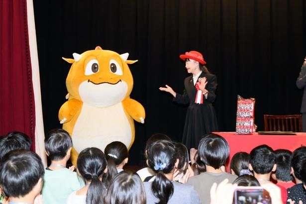 【写真】アパホテル社長とオレンジ色のドラゴン「イゴー」