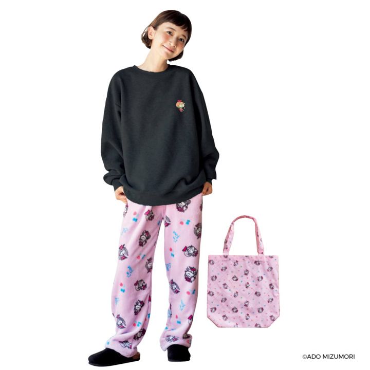 プルオーバー+バッグ2点セット¥2,189、フリースパンツ¥1,639（ともにシーズン リーズン バイ リン アンド レッド／しまむら）
