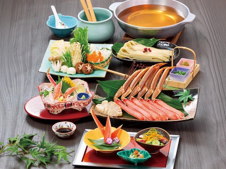 上（かにしゃぶ身3本） かにしゃぶ盛り、野菜盛り、きしめんは2人前（イメージ）