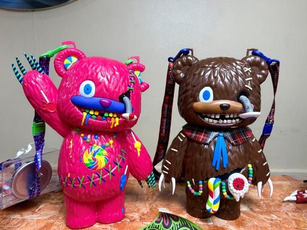 左から、「ハミクマキャンディ・ポップコーンバケツ」(5000円)、「ハミクマ・ポップコーンバケツ」(3800円)