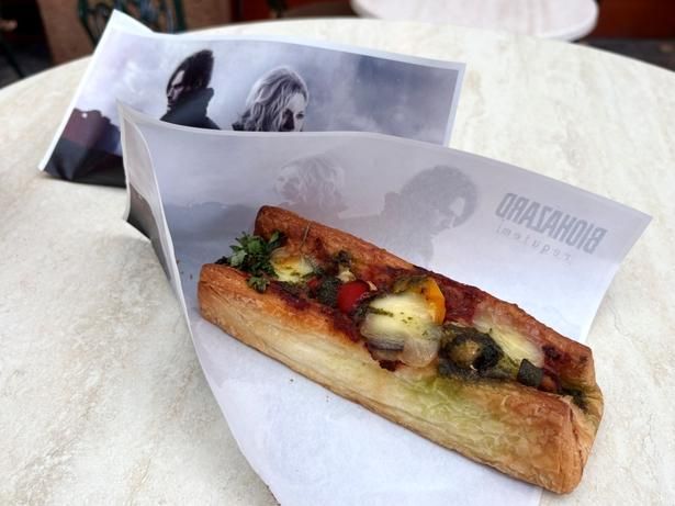 「グリーンハーブの回復クロワッサンドッグ ～バジルソース＆チキン～」(1000円)
