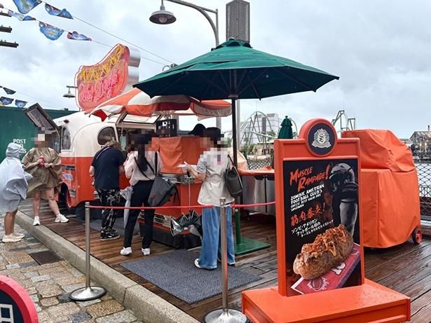 「筋肉暴走！ ゾンビ・アメリカンフットボール部のチーズ＆牛カルビライスドッグ」のフードカート