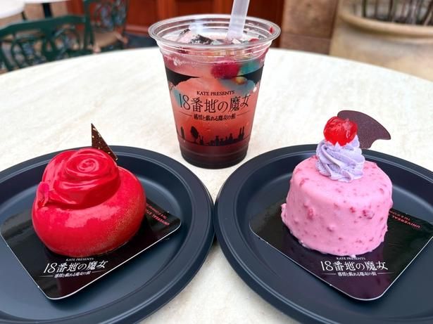 左から、「戦慄の喜笑 洋梨＆チョコレートムース」(1000円)、「4人の魔女 魅惑のストロベリーソーダ」(800円)、「悪魔の快楽 ベリームースケーキ」(1000円)