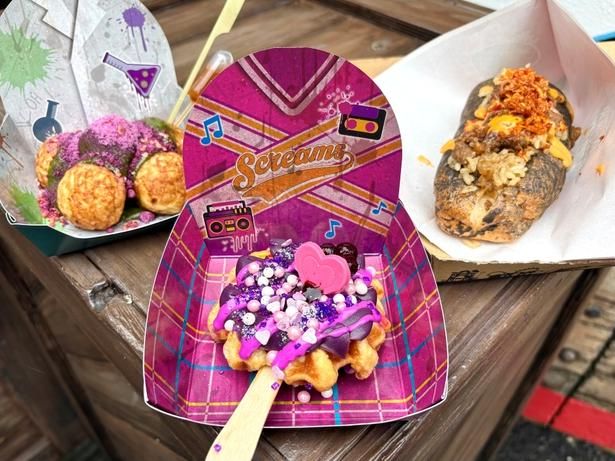 左から、「バースト！ ゾンビ・サイエンス部の実験たこ焼き ～UMAMIガーリックオイル付き～」(800円)、「#デコ優勝 ゾンビ・チア部のカシスワッフル」(800円)、「筋肉暴走！ ゾンビ・アメリカンフットボール部のチーズ＆牛カルビライスドッグ」(1200円)