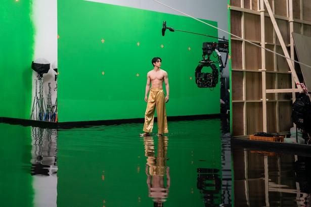 【写真を見る】鍛えられた筋肉美にドキリ！メイキング写真が一挙公開 [c] 2025 NEXT ENTERTAINMENT WORLD & ANNAPURNA FILMS. All Rights Reserved.