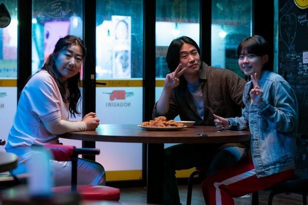 舞台裏でピースサイン！ [c] 2025 NEXT ENTERTAINMENT WORLD & ANNAPURNA FILMS. All Rights Reserved.