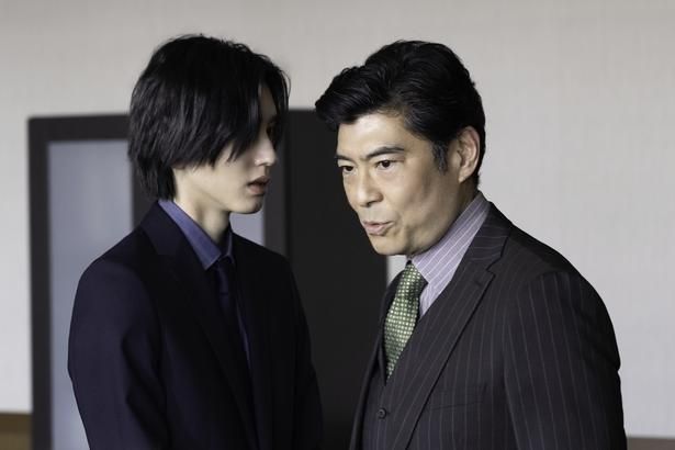 奏多を大学に送り込む張本人である警視庁公安部長役を、高嶋政宏が演じている(「高」は、はしごだかが正式表記) [c]Storm Labels Inc.