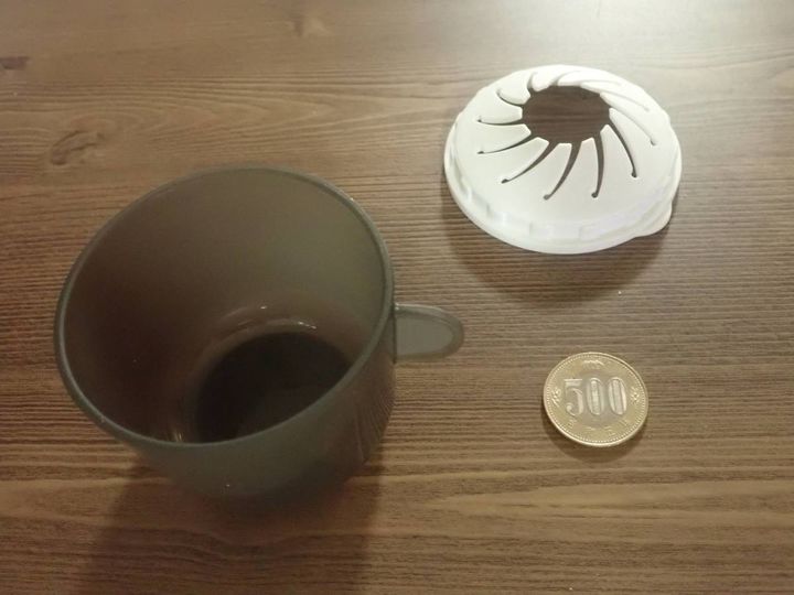 ダイソー：ペットボトル取り付けコップ