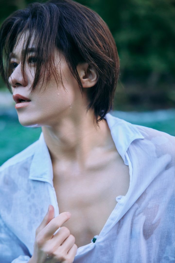 新浜レオン、30歳で初写真集！ スーツ姿の夜デートから大胆な濡れカットまで“大人の色気”を解禁