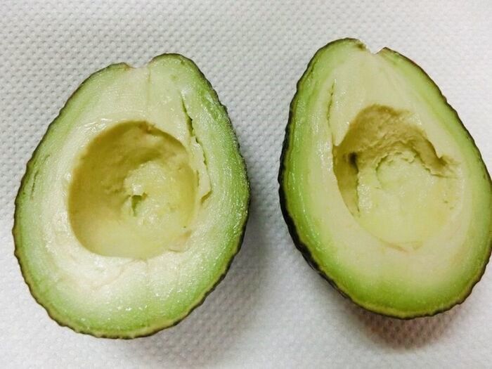 レモンもお酢も使わない！アボカドの変色を防ぐ意外な方法【試してみた】